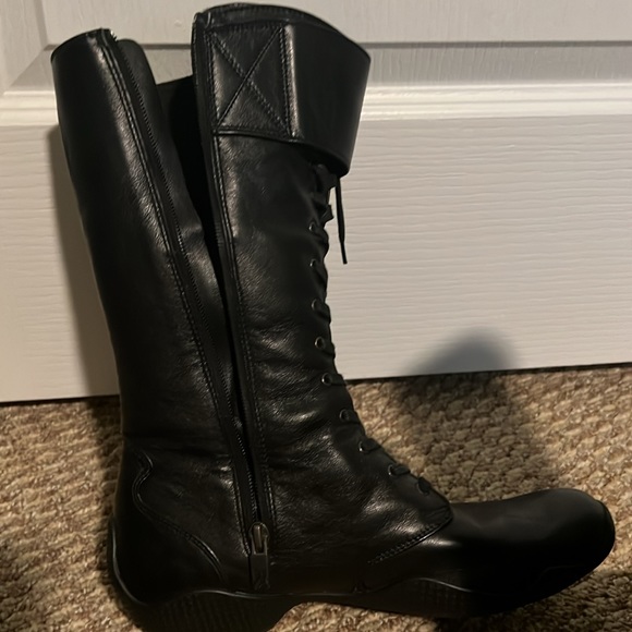 Women motorcycle boots. Excellent condition. Size 8.5. - Picture 3 of 4
